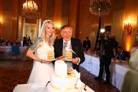 Lugner und die Hochzeitstorte
