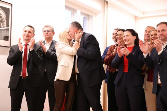 Hans Peter Doskozil mit seiner Frau Julia nach der ersten Hochrechung